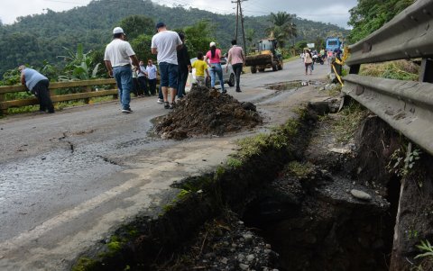 La vía continúa cerrada.