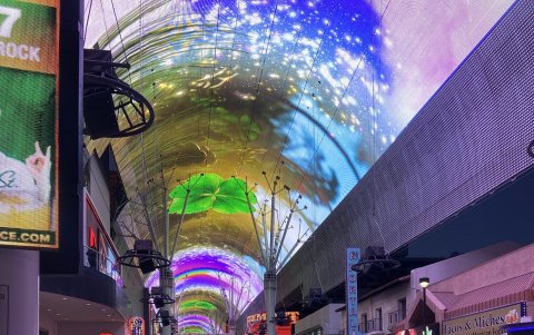 Fremont Street Experience es una calle techada por pantallas. Ideal para las fotos.