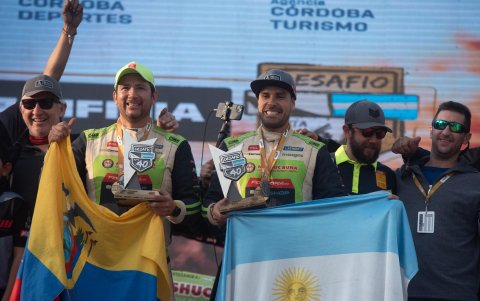 Sebastián Guayasamín y Fernando Acosta en el podio del Desafío Ruta 40.