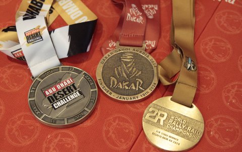 Las medallas obtenidas por Guayasamín en 2024 en el rally Dakar, Abu Dhabi Desert Challenge y el Desafío Ruta 40.