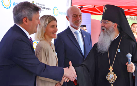 El embajador Eduardo Acevedo y su esposa, Pilar Asua, junto a Adrián Viotti y Gonzalo Celi.