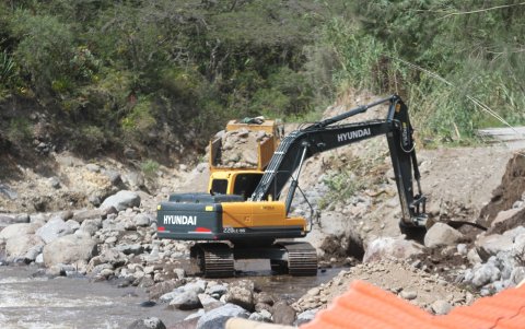 Guayllabamba. Ayer, maquinaria pesada realizaba trabajos de limpieza y retiro de piedras en el complejo turístico afectado por el desbordamiento del río Pisque.
