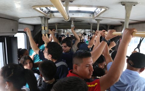 En las denominadas horas pico, decenas de usuarios utilizan los articulados del sistema. Van llenos en algunas rutas, mientras que hay sectores donde aún no se retoman las rutas alimentadoras.