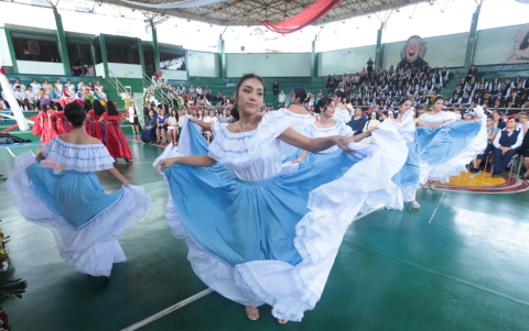 Las alumnas hicieron una presentación en honor a Guayaquil.
