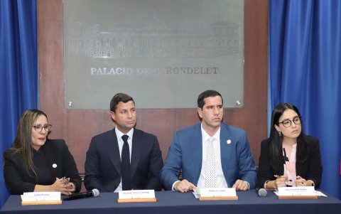 Las autoridades de Gobierno durante la rueda de prensa para anunciar los nuevos precios de los combustibles, este 18 de junio de 2024.