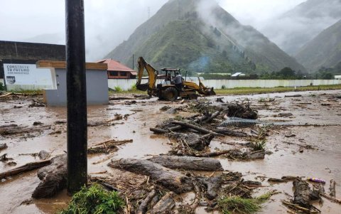 En el sector de Agoyán, cerca de la represa del mismo nombre se observa agua con lodo, trocos de árboles y más por todos lados.