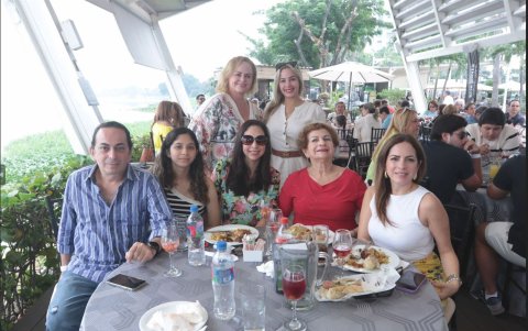Norka Esparza, María del Mar Proaño, Marcos y Valeria Ribadeneira, Jessica de Ribadeneira, Margarita Salmón y Roxana Ribadeneira.