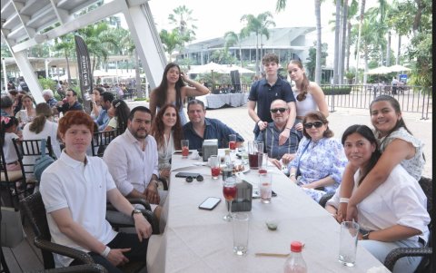 Emilio, Marissa, Ariana, Jorge y Joseph Rodríguez, Susi Estrada, Jorge, Tito y Jeannette Rodríguez, Viviana Borrero y Alexa Rodríguez.