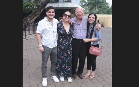 Ricardo Alarcón junto a sus hijos Ricardo, Valeria y Valentina.