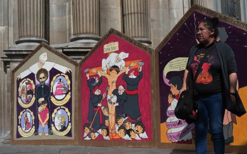 Activistas del colectivo feminista 'Mujeres Creando', protestan con una muestra gráfica en contra de la iglesia y la pederastia frente a la catedral metropolitana, en La Paz.