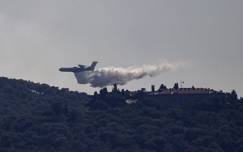 Un hidroavión trata de extinguir un incendio en la isla Heybeliada, Estambul, Turquía.