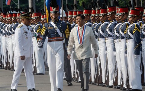 El presidente Ferdinand Marcos Jr., pasa junto a cadetes militares durante los ritos de izamiento de la bandera y colocación de coronas del Día de la Independencia en el Parque Luneta, Manila.