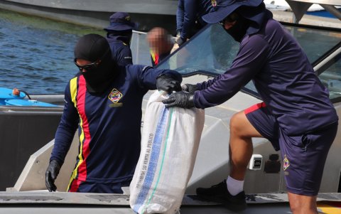 Integrantes de Armada durante una operación de incautación en San Andrés (Colombia).