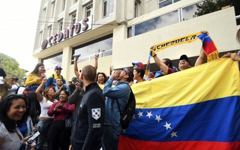 Un grupo de venezolanos en las calles de Quito, Ecuador.