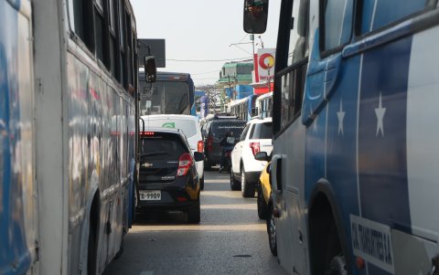 En Guayaquil se reporta caos vehicular por la falta de  semáforos.