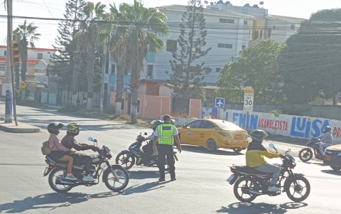 El tráfico se ve afectado por la falta de luz en los semáforos.
