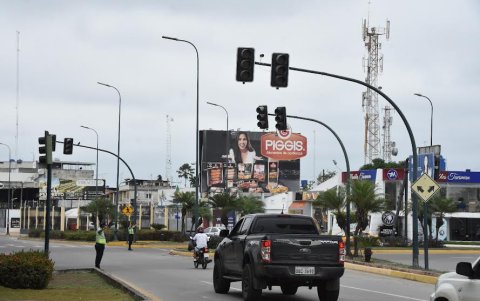 El centro de Machala se quedó sin el servicio de semáforo, generando molestias en los conductores.