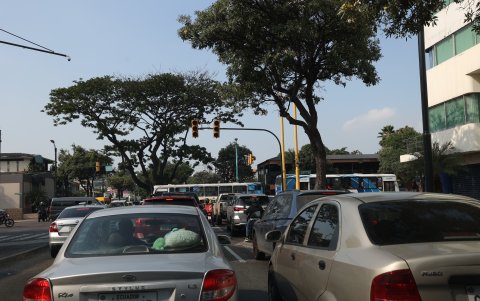 Semáforos sin funcionar en Guayaquil a causa de los repentinos cortes de luz.