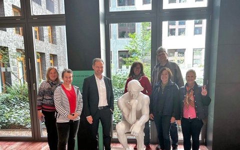 Una escultura que imita al célebre 'Pensador' del genio francés Auguste Rodin,  pero esta se titula el 'Usuario del Fax'.