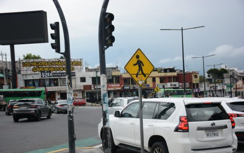 La falta de semáforos por corte de luz generó complicaciones en el tránsito.