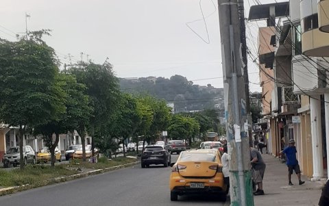 Cortes de luz en Esmeraldas causan congestionamiento vehicular a causa de la falta de semáforos.