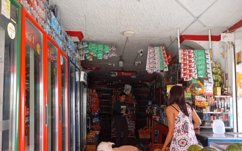 Los locales comerciales atienden sin luz a los clientes.