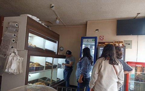 Ángel Villacís, tuvo atrasados en su panadería con el corte de energía eléctrica en Baños.