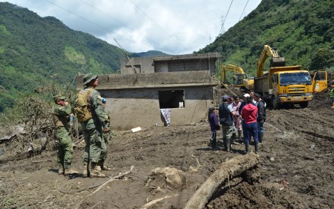 Las maquinarias siguen trabajando para habilitar la vía Baños-Puyo.