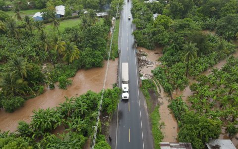 Fotografía aérea donde se observa una zona inundada por el desborde de un río, este martes en Metalío (El Salvador).