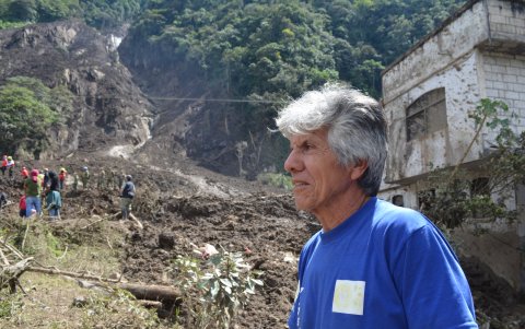 Moradores se ayudan entre sí para tratar de encontrar a sus seres queridos desaparecidos.