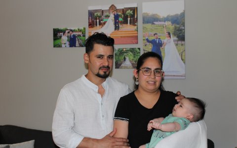 María Villanueva y Gustavo Villeda con su hijo de dos meses el 18 de junio de 2024 en la ciudad de Laurel, Maryland (EE.UU.).