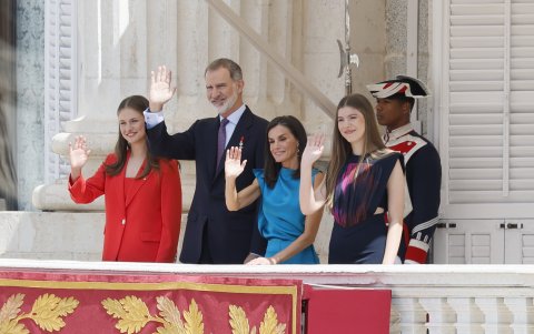 MADRID, 19/06/2024.- (De i a d) La princesa de Asturias, el rey Felipe VI, la reina Letizia, y la infanta Sofía saludan desde el balcón del Palacio Real en Madrid.