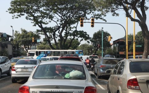 Los semáforos apagados generaron trancones, en la foto la ciudadela Urdesa, en el norte del Puerto Principal.