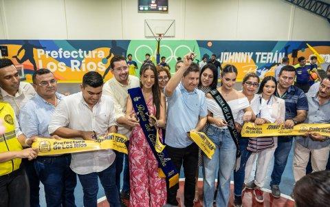 Instante en el que el prefecto Johnny Terán inauguró y entregó la obra.