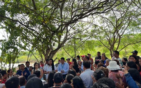 Victoria Desintonio y Héctor Valladarez, asambleístas de la Comisión de Gobiernos Autónomos en la comuna de Olón.