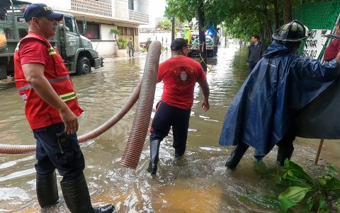 Calles inundadas, el primer efecto de las fuertes lluvias, que se presentaban en las horas previas a la tormenta Alberto, en Cancún, estado de Quintana Roo (México).