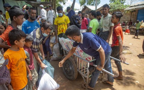 Varios refugiados rohinyás aparecen en Cox Bazar, Bangladesh.