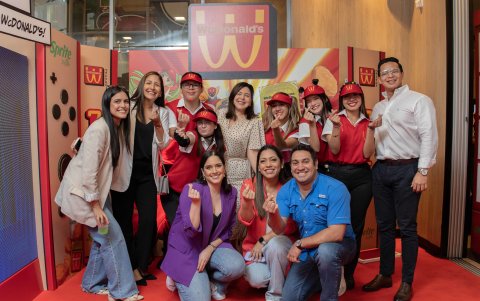 Directivos de Arcos Dorados junto al equipo de líderes de experiencia.