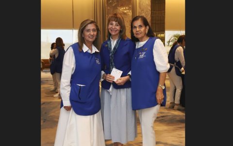 María Elena de Azar, July de Auad y Magdalena de Peñaherrera.