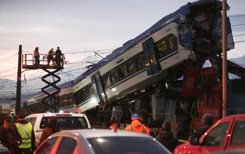 Al menos dos personas murieron al colisionar esta madrugada dos locomotoras en la comuna de San Bernardo, en el sur de la capital chilena.