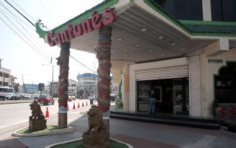 Local.- Al interior del restaurante Cantonés se hacen arreglos para alistar el lugar para la repertura.