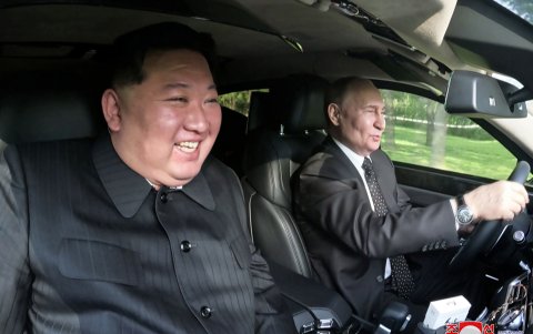 El presidente ruso Vladimir Putin conduciendo al líder norcoreano Kim Jong Un en una limusina Aurus en Pyongyang, Corea del Norte, el 19 de junio de 2024.