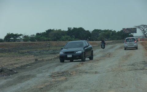 2. Carreteras.  Algunas están en tierra y llena de huecos.