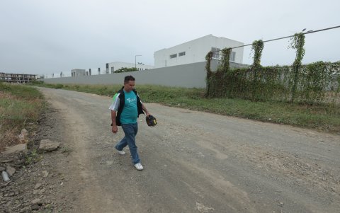 3. Veredas. Cerca de la etapa La Costa, hay espacios sin pavimento y llenos de monte en vez de veredas.