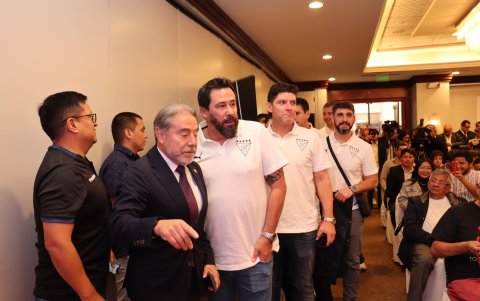 Sánchez cuando hacía su ingreso a la presentación con la prensa.