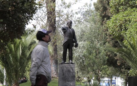 El Ejido. Al monumento de Eloy Alfaro le mutilaron el brazo y le sacaron la espada.