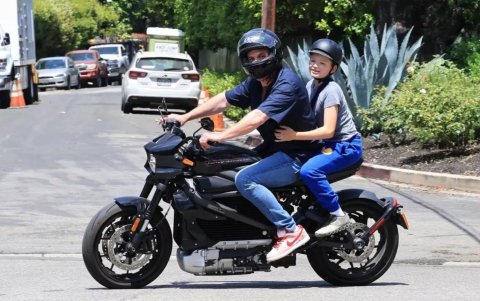 Ben Affleck paseó en motocicleta con su hijo Samuel.