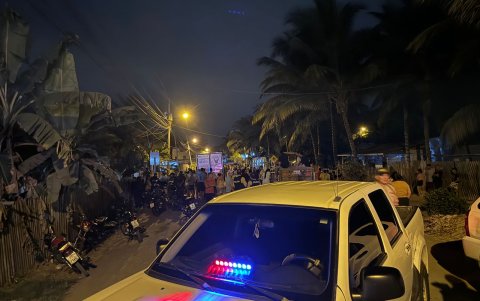 Ciudadanos y policías llegaron a ver la escena.