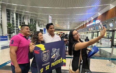 Los esposos Barzola (centro) se fotografiaron con amigos previo al viaje