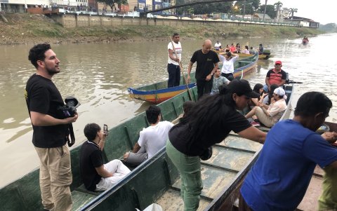 Las personas también alquilaron canoas para acercarse un poco más al escenario. .